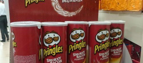 Apre un tubo di Pringles al supermercato: condannata a 2 mesi