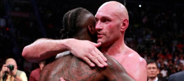 Deontay Wilder vs Tyson Fury: l'abraccio alla fine del combattimento Deontay Wilder vs Tyson Fury: l'abraccio alla fine del combattimento