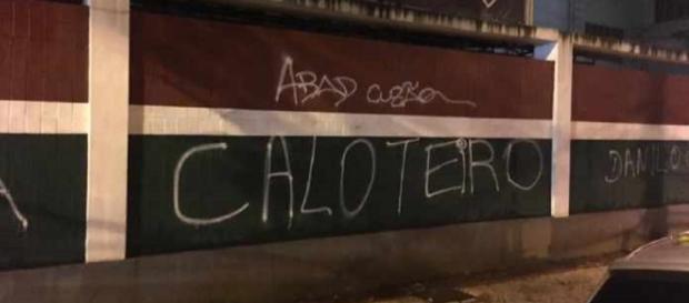 Torcida quer a saída de Pedro Abad no Fluminense (Foto: Globoesporte) Torcida quer a saída de Pedro Abad no Fluminense (Foto: Globoesporte)