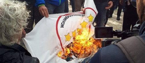 Roma, bruciata bandiera dei 5 stelle