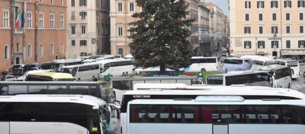 Protesta a Roma di ncc e taxi a causa delle nuove regole Protesta a Roma di ncc e taxi a causa delle nuove regole