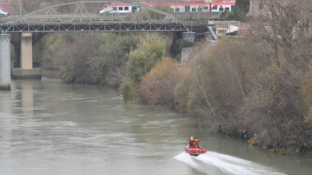 Sul Tevere all'altezza di ponte Marconi è stato trovato il corpo della mamma suicida. Si cercano le figlie, due gemelline di sei mesi.