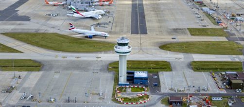 Gatwick, l'avvistamento di droni ha mandato in tilt l'aeroporto londinese: cancellati 760 voli, disagi per 120mila passeggeri.