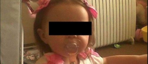 Bambina di due anni morta: lasciata senza cibo dalle madri.