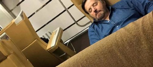 Christian De Sica si appisola in treno e finisce sui social grazie allo scatto di Massimo Boldi