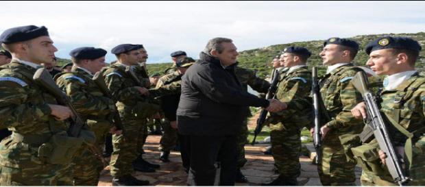 Panos Kammenos, ministro de Defesa grego, visita tropas na ilha de Leros. (Foto: reprodução do jornal grego Ekathimerini) Panos Kammenos, ministro de Defesa grego, visita tropas na ilha de Leros. (Foto: reprodução do jornal grego Ekathimerini)