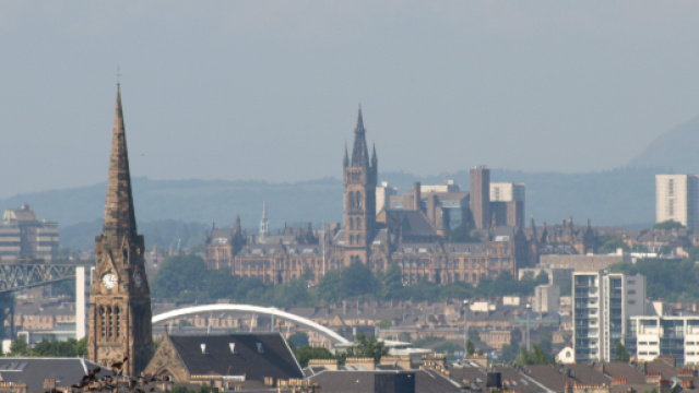 Scozia, bimba muore di fame e circondata da spazzatura e insetti: i genitori, due donne, non si sentono in colpa