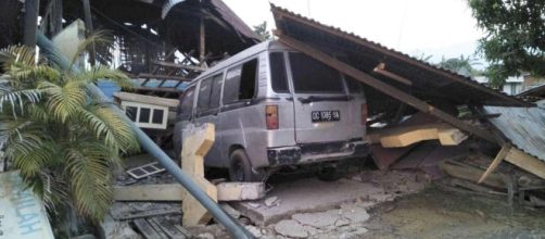 Improvviso tsunami distrugge le cose indonesiane