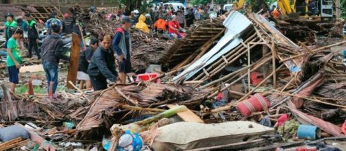 Tsunami devasta l' Indonesia: bilancio provvisorio di 222 morti e 843 feriti.