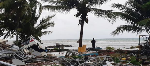 Homem entre os escombros, na praia de Pandeglang, após tsunami na Indonésia — Foto: REUTERS/Adi Kurniawan Homem entre os escombros, na praia de Pandeglang, após tsunami na Indonésia — Foto: REUTERS/Adi Kurniawan