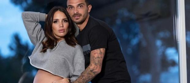 Manon Marsault enceinte de son deuxième enfant, Julien Tanti sème le doute avec une photo. Manon Marsault enceinte de son deuxième enfant, Julien Tanti sème le doute avec une photo.