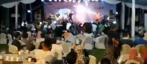 Onda gigante invade show da banda Seventeen durante tsunami na Indonésia (Foto/Reprodução) Onda gigante invade show da banda Seventeen durante tsunami na Indonésia (Foto/Reprodução)