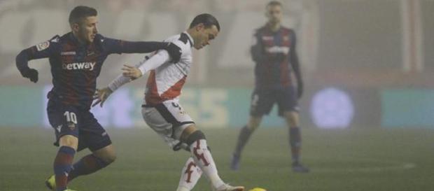 Raúl de Tomás se encaró a Trejo por no pasarle el balón. Raúl de Tomás se encaró a Trejo por no pasarle el balón.