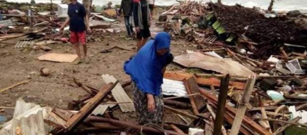 Tsunami devastou a costa da Indonésia e muitas pessoas ainda estão desaparecidas (Reprodução/NDTV) Tsunami devastou a costa da Indonésia e muitas pessoas ainda estão desaparecidas (Reprodução/NDTV)