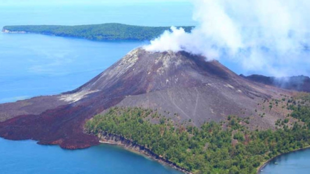 Il vulcano Anak Krakatau ha provocato uno tsunami con 168 vittime