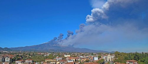 Etna, eruzione alla Vigilia di Natale, 130 scosse in poco tempo: chiuso aeroporto di Catania