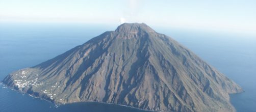 Stromboli, riprende l'attività del vulcano, gli esperti: 'Colpa dell'Etna'