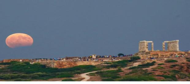 Lua cheia sobre o Templo de Poseidon, no Cabo Sounio, Grécia (Crédito da foto: fotógrafo Menelaos Myrillas) Lua cheia sobre o Templo de Poseidon, no Cabo Sounio, Grécia (Crédito da foto: fotógrafo Menelaos Myrillas)