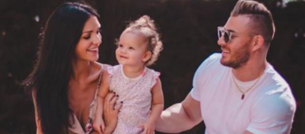 Maxime Parisi a demandé sa chérie Julia Paredes en mariage le soir de Noël. Maxime Parisi a demandé sa chérie Julia Paredes en mariage le soir de Noël.