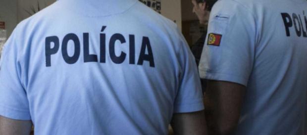 Dois agentes da PSP mesmo á civil detiveram um agressor que empunhava uma arma branca Dois agentes da PSP mesmo á civil detiveram um agressor que empunhava uma arma branca
