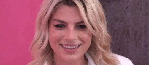 Emma Marrone come Cenerentola: cerca il principe azzurro dando il suo numero di scarpe sul web.