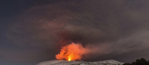 Il Monte Etna erutta ma si esclude un collegamento con gli altri vulcani.