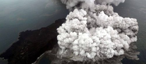 Indonesia, le autorità temono un nuovo tsunami, potrebbero crollare i fianchi del vulcano