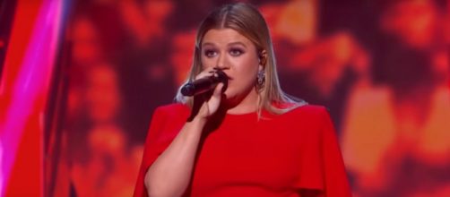 Kelly Clarkson delivered one of the dynamic performances of the 2018 Kennedy Center Honors with Fancy. [Image source: CBS-YouTube]