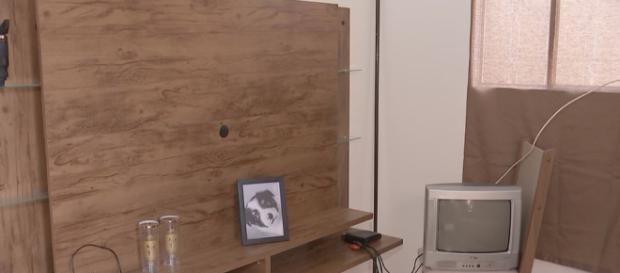 Na sala onde estava a TV de 49 polegados tem agora apenas o quadro do cãozinho, que também foi levado por ladrões. (Reprodução) Na sala onde estava a TV de 49 polegados tem agora apenas o quadro do cãozinho, que também foi levado por ladrões. (Reprodução)