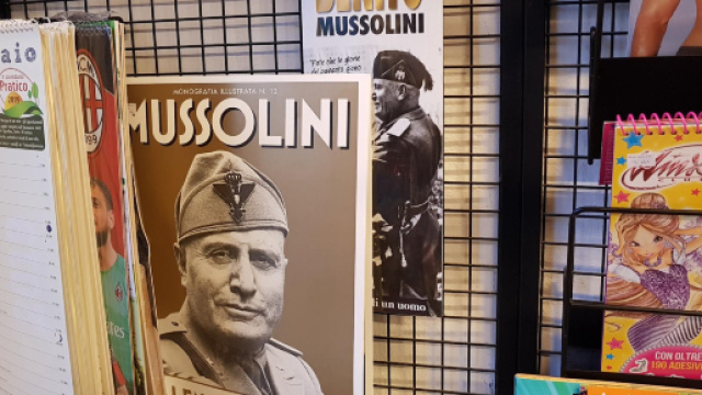 The Guardian: 'I cimeli del Duce e di Hitler in vendita a Roma, poich&eacute; il populismo di destra smonta i tab&ugrave;'