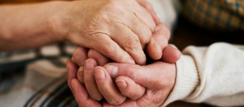 Dopo 40 anni insieme, il marito rientrato a casa ha trovato sua moglie morta e si è gettato dal balcone.