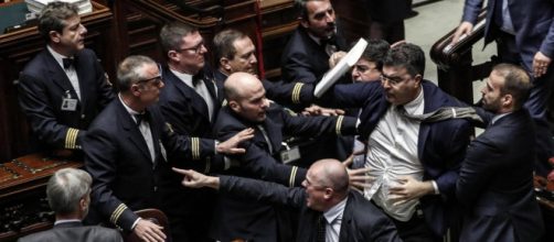 Dopo la rissa in aula Emanuele Fiano canta Bella Ciao in piazza Montecitorio