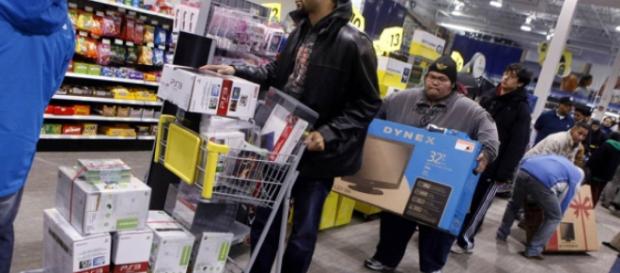 Cul-de-sac consumériste | Le Devoir Le Devoir Ruée sur les produits électroniques dans un magasin Best Buy, à New York, avant Cul-de-sac consumériste | Le Devoir Le Devoir Ruée sur les produits électroniques dans un magasin Best Buy, à New York, avant
