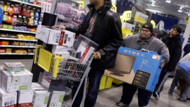 Cul-de-sac consumériste | Le Devoir Le Devoir Ruée sur les produits électroniques dans un magasin Best Buy, à New York, avant