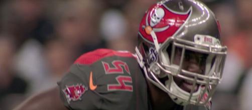 Former Huskers football star LaVonte David made his return for the Tampa Bay Buccaneers this past Sunday. [Image via NFL/YouTube]