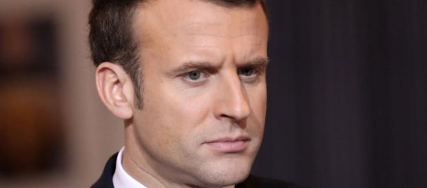 Emmanuel Macron mis à l'épreuve par le mouvement des "gilets jaunes" Emmanuel Macron mis à l'épreuve par le mouvement des "gilets jaunes"