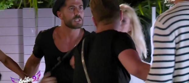 Pourtant très proches dans Les Vacances Des Anges 3, il semblerait bien que les deux hommes se soient disputés à l'extérieur. Pourtant très proches dans Les Vacances Des Anges 3, il semblerait bien que les deux hommes se soient disputés à l'extérieur.