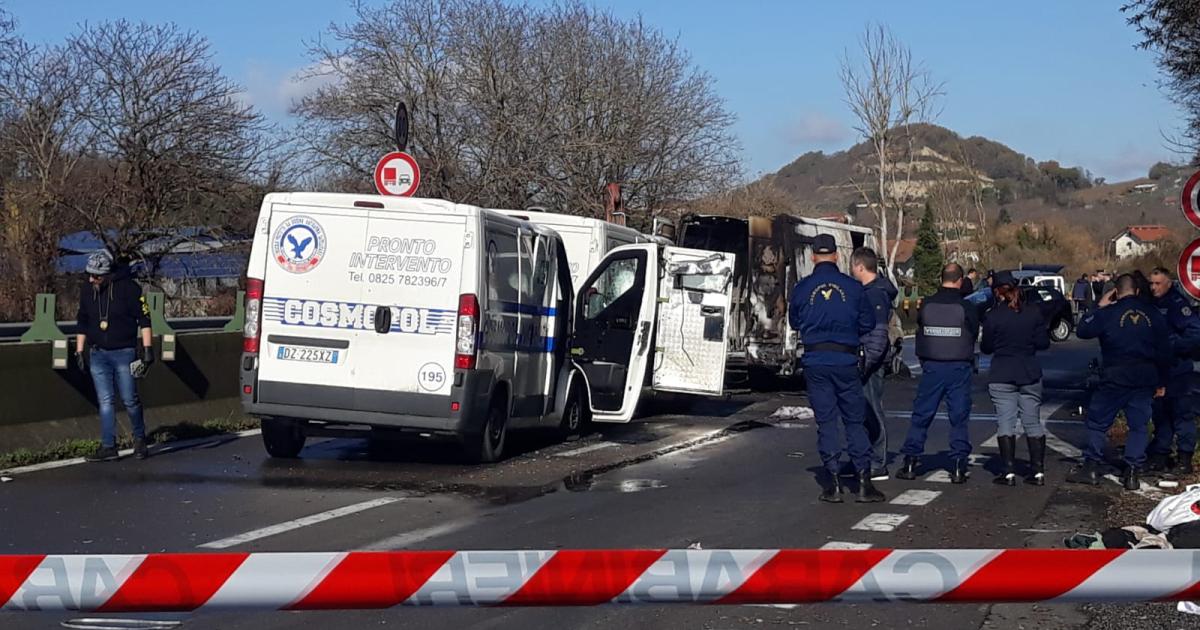 Assalto a 3 portavalori, fiamme e conflitto a fuoco ad ...