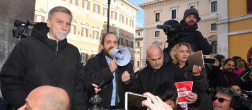 Parlamentari Pd in piazza Montecitorio