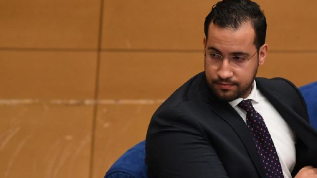 Passeports diplomatiques : la deuxième affaire Benalla qui embarrasse l'Elysée