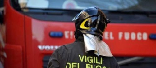 Lecce, esplosione in una casa ad Aradeo, abitazione crolla: muore anziana di 85 anni