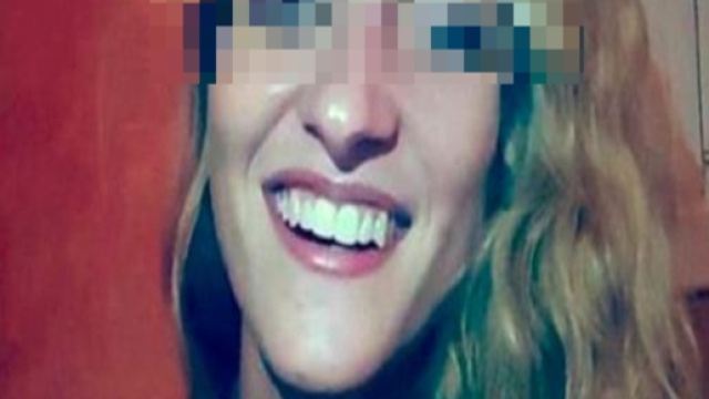 Lascia la figlia di 6 mesi sola nella vasca da bagno per controllare Facebook.