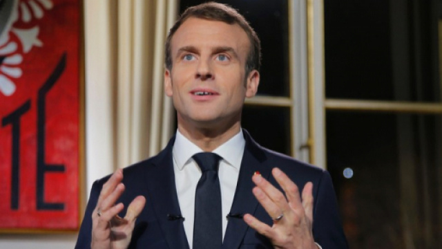 Le président Macron, exalté, debout et prêt au combat politique lors de ses voeux.