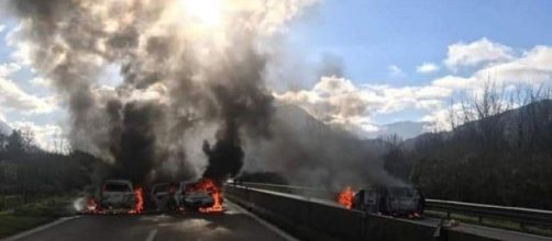 Assalto a 3 portavalori sul raccordo Av-Sa: scena da film con spari e veicoli in fiamme