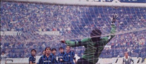 Juventus-Inter 2-0 del 18 dicembre 1983: Walter Zenga vola a respingere un calcio di punizione di Michel Platini