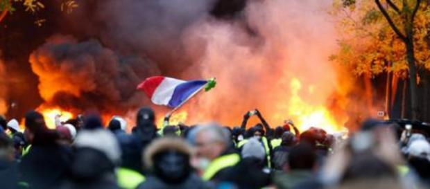 Macron cede, i Gilet gialli hanno vinto Macron cede, i Gilet gialli hanno vinto