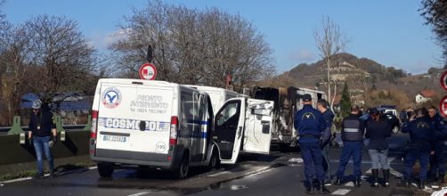 Mattinata di fuoco sul raccordo Salerno-Avellino: banda armata rapina due milioni di euro