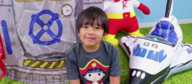 Bambino di 7 anni guadagna 22 milioni di dollari in un anno con Youtube Bambino di 7 anni guadagna 22 milioni di dollari in un anno con Youtube
