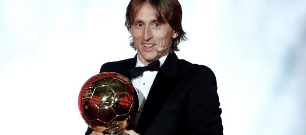 Luka Modrić, récompensé par le ballon d'or. Luka Modrić, récompensé par le ballon d'or.