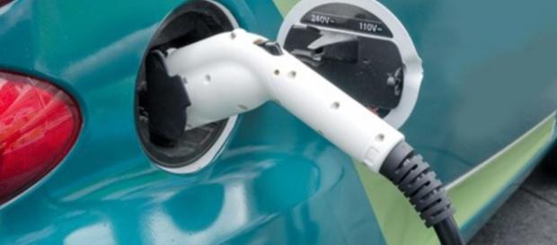 Dal 2019 incentivi per le auto elettriche, sovrattasse fino a 3000 euro per gli altri Dal 2019 incentivi per le auto elettriche, sovrattasse fino a 3000 euro per gli altri